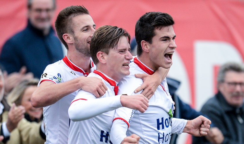 V.v. Noordwijk heeft alle reden tot een feestje: ongeslagen en periodekampioen. | Foto: OrangePictures