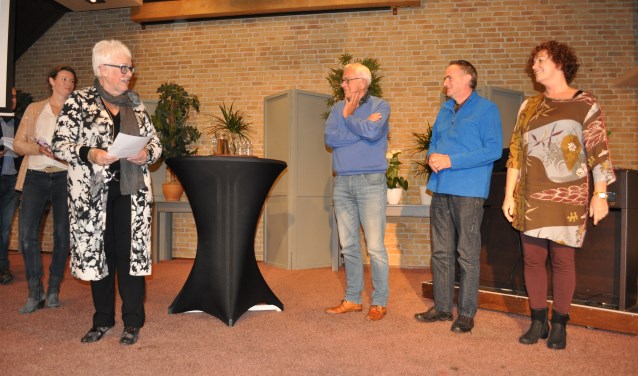 Miep van der Woude spreekt de prijswinnaars toe.