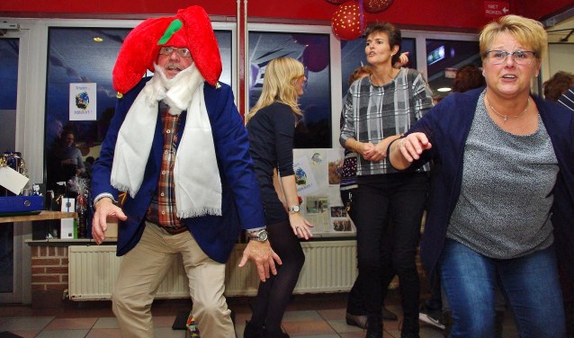 Samen met zijn collega's deed Kees Westra nog één keer de Kabouterdans. | Foto's Willemien Timmers