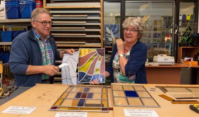 Jan ter Haar en zijn vrouw Christien tonen de opdrachten voor de basiscursus glas-in-lood. | Foto Wil van Elk