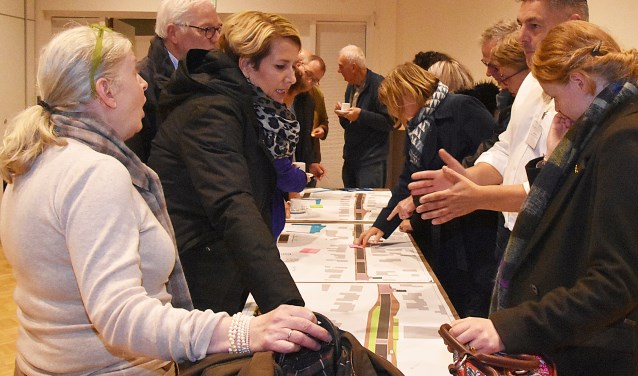 Bewoners kijken kritisch naar het ontwerp verkeersplan Katwijkerweg-Hoofdstraat.