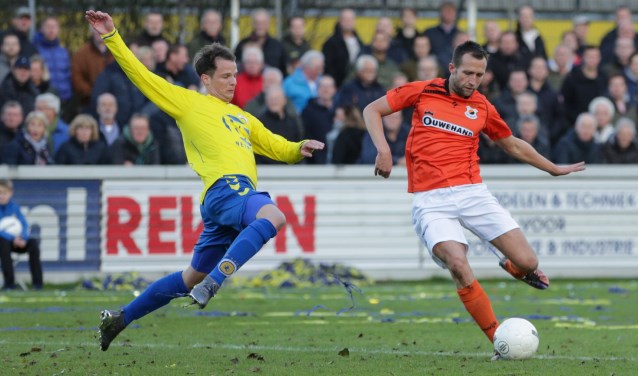 Paul de Lange passeert Rick Bouwmeister van FC Lisse. | Foto: OrangePictures