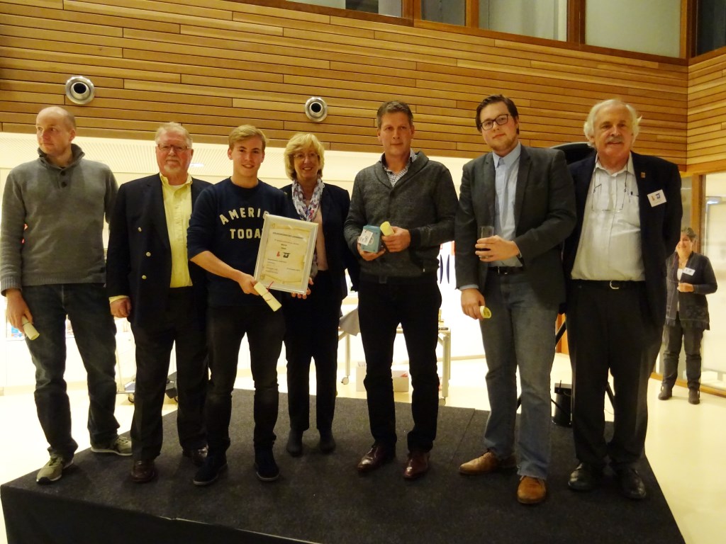 Het winnende team van D66 Leiderdorp. V.l.n.r. Bas Warmenhoven, Jan-Albert Dop, Jurriaan Duijn, burgemeester Laila Driessen, Jeroen Hendriks, Marijn Kerkhoffs en voorzitter Emil Broesterhuizen van de LVU.