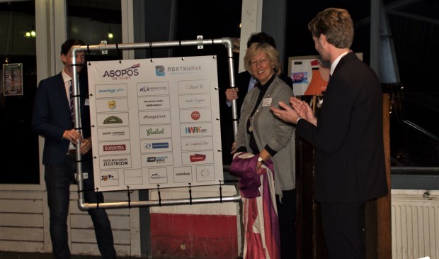 Burgemeester Laila Driessen onthulde een sponsorwand met alle namen van de nieuwe partners.