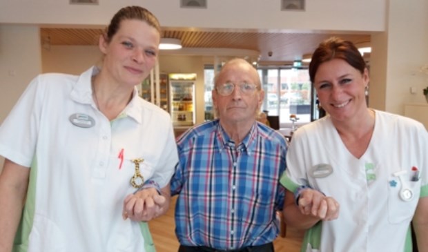 Jantiene (links) en Sandra met een bewoner van Parkwijk.