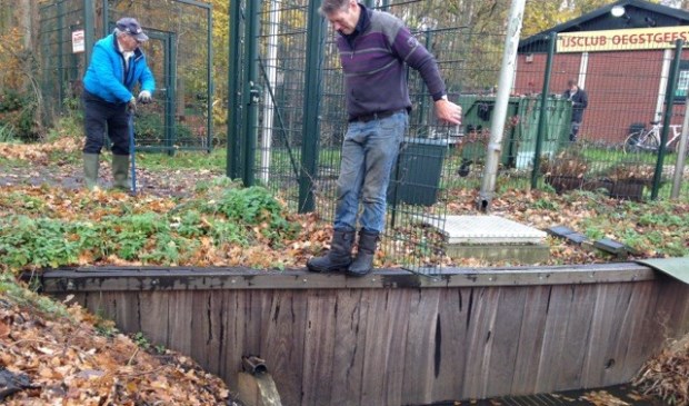 De waterinlaat naar de ijsbaan wordt opengezet, de baan loopt onder. | Foto IJsclub Oegstgeest