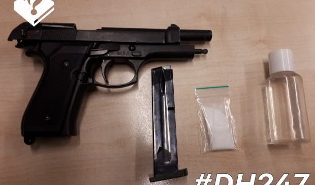 De politie trof na de onwelwording onder andere een wapen aan bij de man. | Foto Politie Leiden Noord