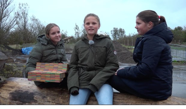 Emma, Maud en Feline bedachten de praatbankjes en kozen alvast een plek uit voor de eerste bank.