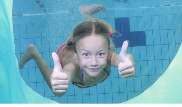 Lekker zwemmen terwijl je normaal gesproken op school zou moeten zitten. Hoe tof is dat?