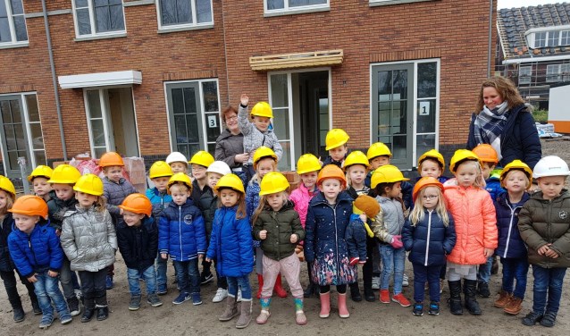 Tijdens het thema 'wonen' bezochten de kleuters van de Julianaschool een huis in aanbouw.