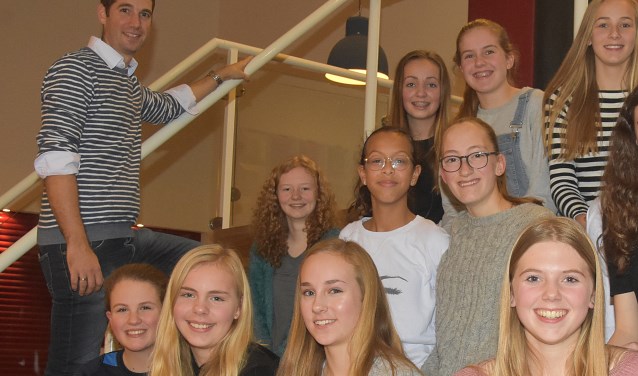 Bart van der Heiden tussen aantal van 'zijn' leerlingen.