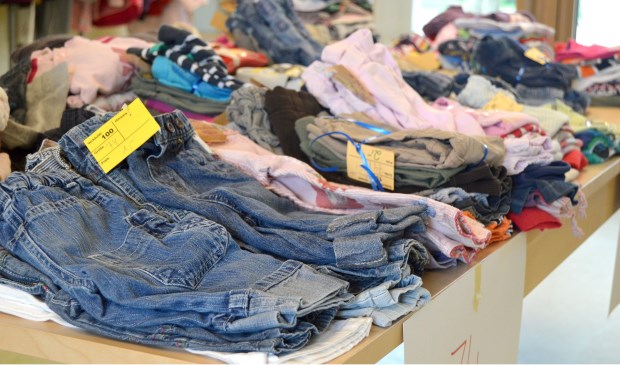 Gezellig snuffelen tussen alle kleding. |