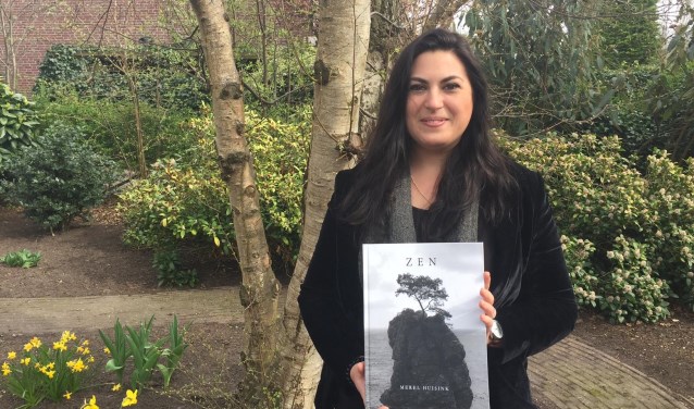 Merels boek Zen bevat foto's, teksten en gedichten over wat haar bezighoudt.
