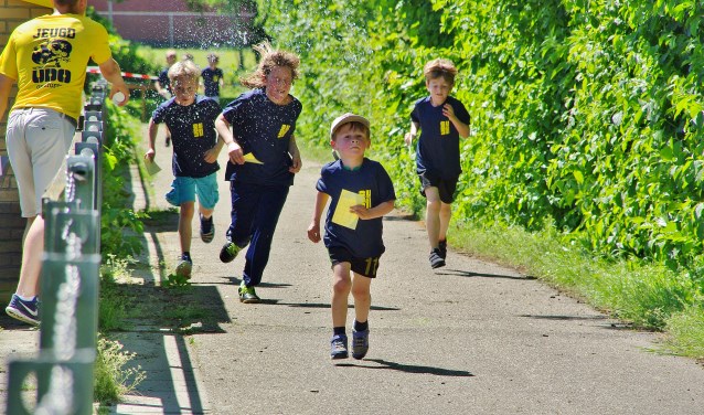 Onder de brandende zon liepen tientallen UDO-voetballertjes de benen uit het lijf voor de Stichting Roparun. Gelukkig zorgden vrijwilligers voor de nodige verkoeling. | Foto's Willemien Timmers