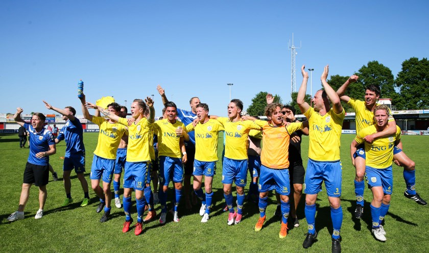 Vreugde bij FC Lisse na het eindsignaal. | Foto: Orange Pictures, tekst: Kees van Zuijlen