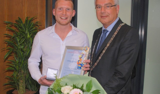 Redder Pieter van der Bent ontving de Carnegie-onderscheiding uit handen van burgemeester Koen. | Foto: PvK