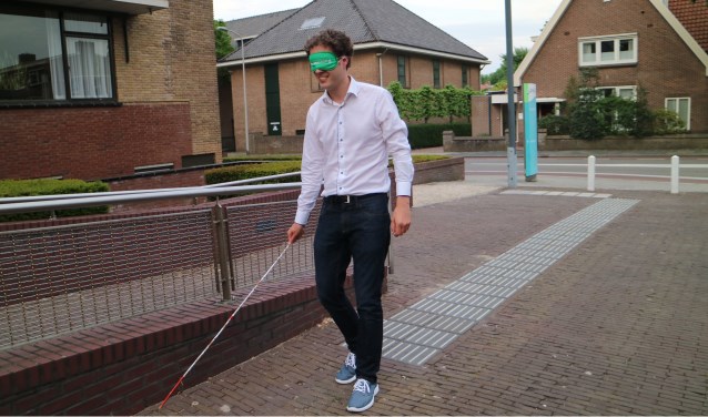 PvdA-fractievoorzitter Van Tuijl test de toegankelijkheid. | Foto: pr