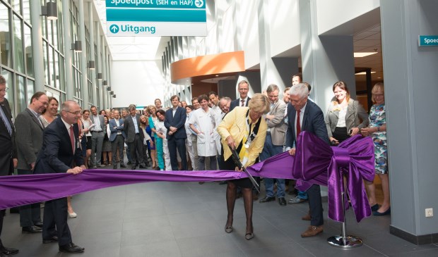 Burgemeester Driessen opent de spoedpost met het doorknippen van een lint. | Foto: PR