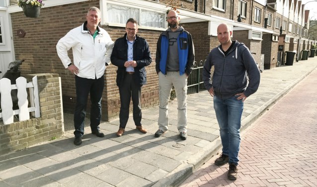 Wethouder Jacco Knape tijdens een bezoek aan de bewoners in de Pioenhof. | Foto: Maarten van Rijn