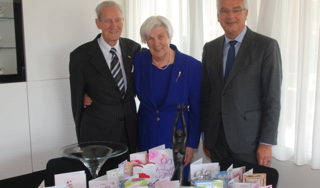 Het echtpaar Zebregs met burgemeester Koen. | Foto: Piet van Kampen.