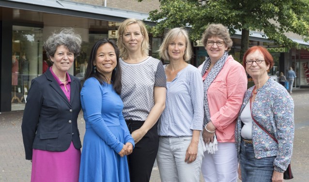 Margriet Lugt, Christine Seckel-Chia, Eefje Rabelink, Ienske Meindertsma, Emma Scheeren en Jetteke Bolten-Rempt. | Foto: Titus Tischer