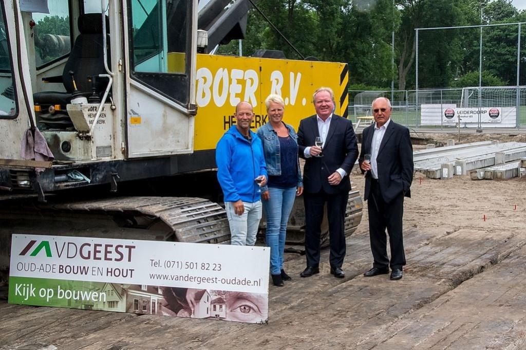 V.l.n.r. Maarten de Fockert van Fysiotherapiepraktijk De Ommedijk, Sonja Guldemond van Floreokids, Kees van der Burg van RCL en Pierre van Overloop van Bloemerd Onroerend Goed en Sport B.V. heffen het glas op de eerste paal voor het multifunctionele RCL clubgebouw.