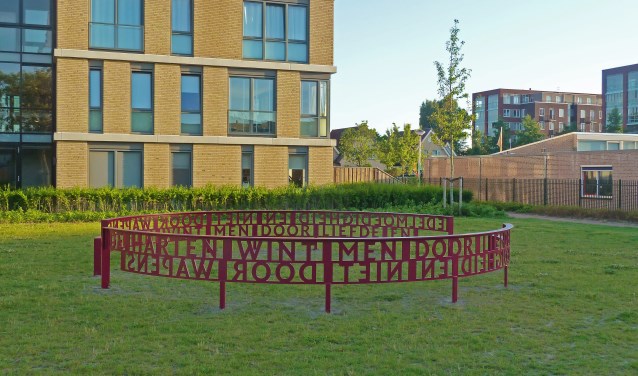 Het kunstwerk de cirkel, met in het midden een boom staat symbool voor het oneindige.