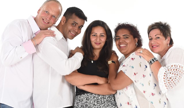 Familie van Delft met Marcelo en Liza. | Foto: Rokki Fotografie.