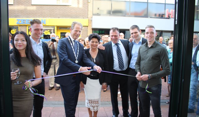 De familie Evers en Burgemeester Arie van Erk bij de opening van de eerste Readshop XL van Nederland.| Foto: Annemiek Cornelissen