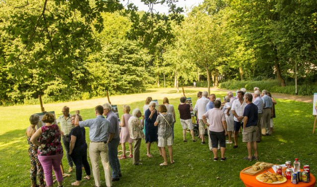 Veel belangstelling voor de schetsen van de plannen. |