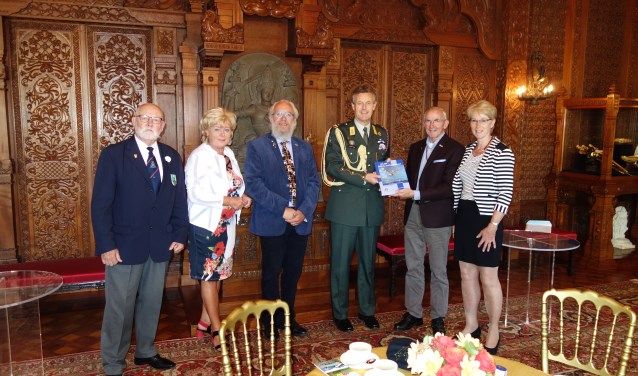 Bèr Mordang, Teuntje van Delft, Prudent Staal, Generaal Van der Louw, Peter en Ank Korbee (v.l.n.r.). | Foto: pr