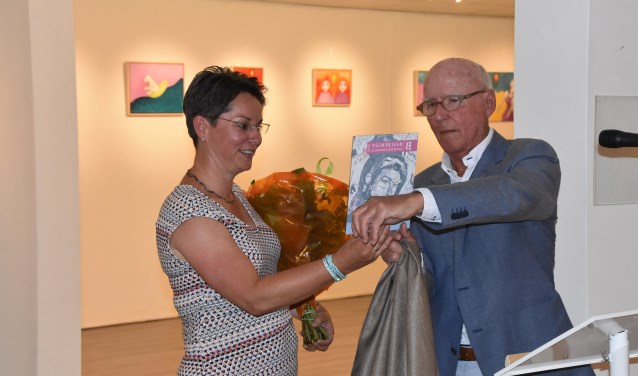 Lizette Hogewoningwerd door Kees Baalbergen beloond met een geldbedrag en een trofee. | Foto: Piet van Kampen