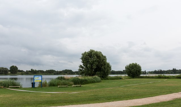 Met een rood-wit lint is ongeveer het gebied gemarkeerd waar de horecavoorziening komt. | Foto Wil van Elk