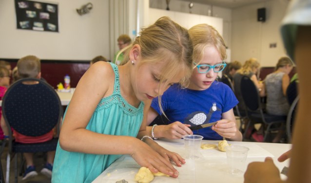Mooie figuren maken van deeg: deze dames weten daar wel raad mee. | Foto en tekst: Remco Out