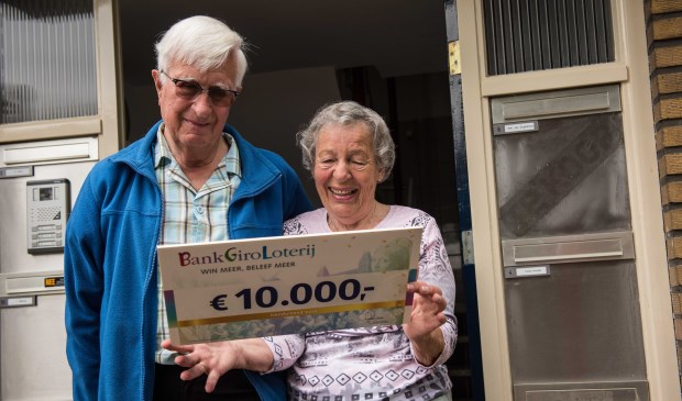 Koos en Netty zijn dolblij met hun prijs. | Foto: PR