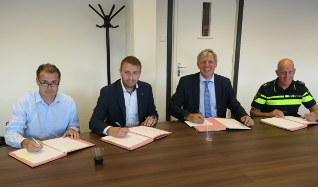 ondertekening van het convenant KVO, v.l.n.r. Jan van der Gugten (SBB), Aron Haasnoot (Huschka Beveiligers), burgemeester ir. C. Visser; P. Koot (teamchef politie)