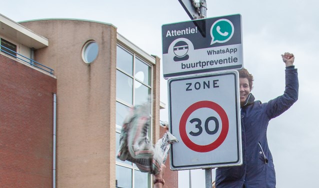 Blije gezichten bij de plaatsing van het eerste Whatsappbord in de Molenwijk.