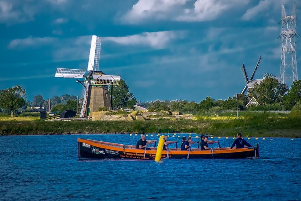 De boei wordt gerond.