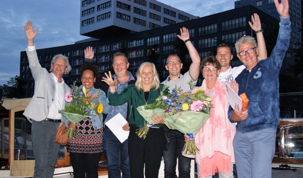 (Vlnr) Kees Ouwehand directeur bouwbedrijf, Sabine Zwaan, Nico Zwaan, Jocelyn van der Plas, Arie van der Plas, Annie van der Plas, Arjan van Beelen en Kees van der Plas.