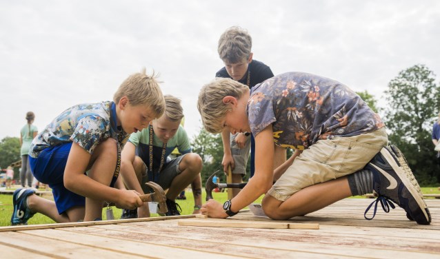 De eerst spijkers gaan het hout in voor een nieuw huttendorp. | Foto en tekst: Remco Out