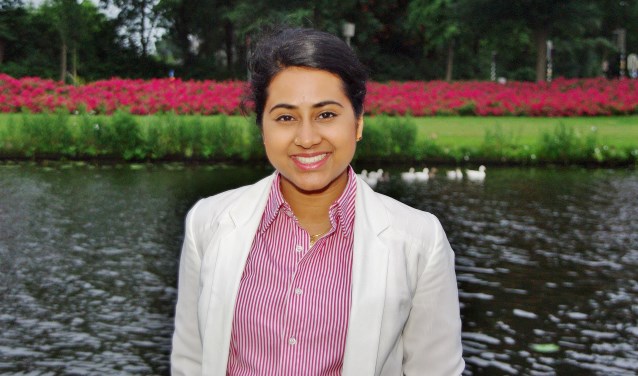 Shaaji Kanagasabapathy bij het Oegstgeester Kanaal, vlak voor haar vertrek naar Engeland. | Foto Willemien Timmers