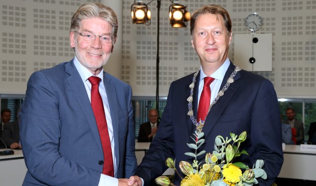 Dijkgraaf Gerard Doornbos (l) feliciteert zijn opvolger Rogier van der Sande met zijn benoeming. | Foto: pr.