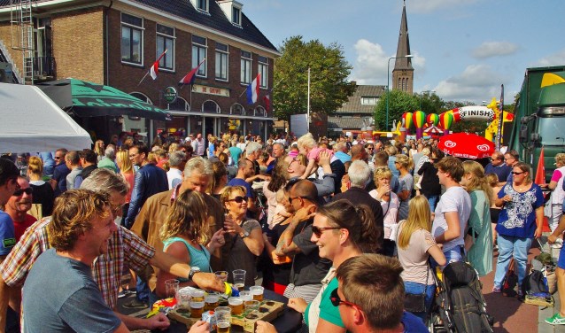 Het was een gezellige drukte voor De Gouwe. Het Springkussenfeest is allang niet meer alleen voor de kinderen de afsluiting van de zomer. | Foto's Willemien Timmers
