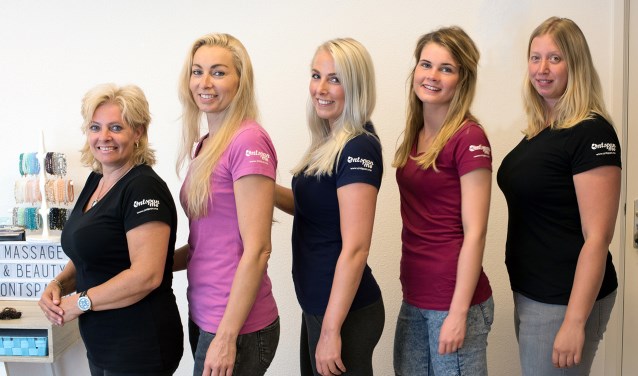 Eigenares Marjolijn Beuzekamp van 'Ontspan Me' en haar team (Jody, Anita, Nanda en Tessa).