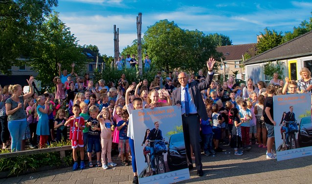 Wethouder Wassenaar en de kinderen van 't Bolwerk vragen iedereen voorzichtig te zijn in het verkeer.