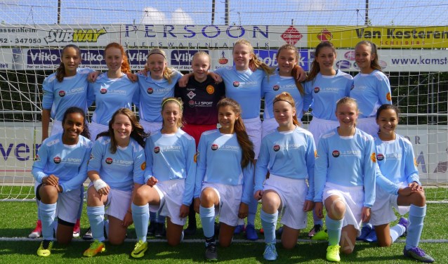 De meiden van MO15 Teylingen/Ter Leede in hun nieuwe tenue. | Foto: pr.