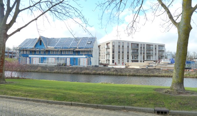 Door toenemende woningbouw in Lisse, zoals hier op de voormalige Uitermeer-school, komen groene gebieden in Lisse onder druk te staan. Reden voor het college om nee te zeggen tegen het verzoek om het landje achter Zwanendrift tot woningbouwlocatie te ontwikkelen.