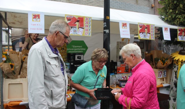 Paraplu mee en rondstruinen, speeddaten met de burgemeester, of een gokje wagen. Het kon allemaal. | Foto: Annemiek Cornelissen