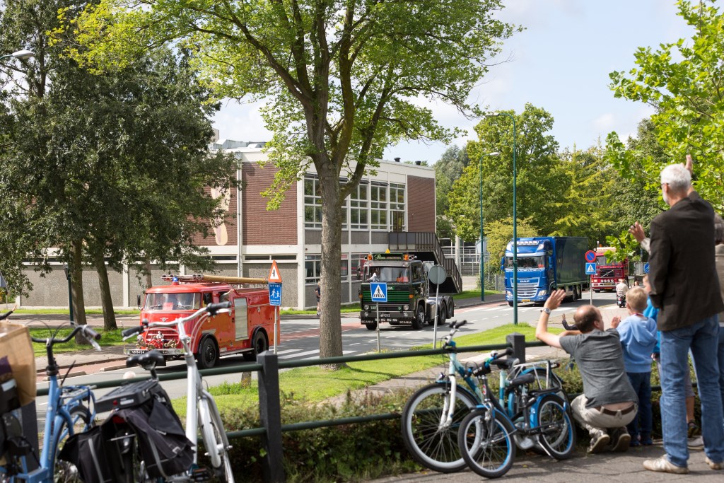 Een oorverdovende optocht trok door Oegstgeest. | Foto Wil van Elk