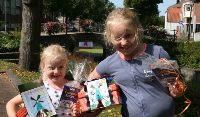 Bridget en Nicolette Zwaan zijn blij met hun prijs. | Foto: pr.